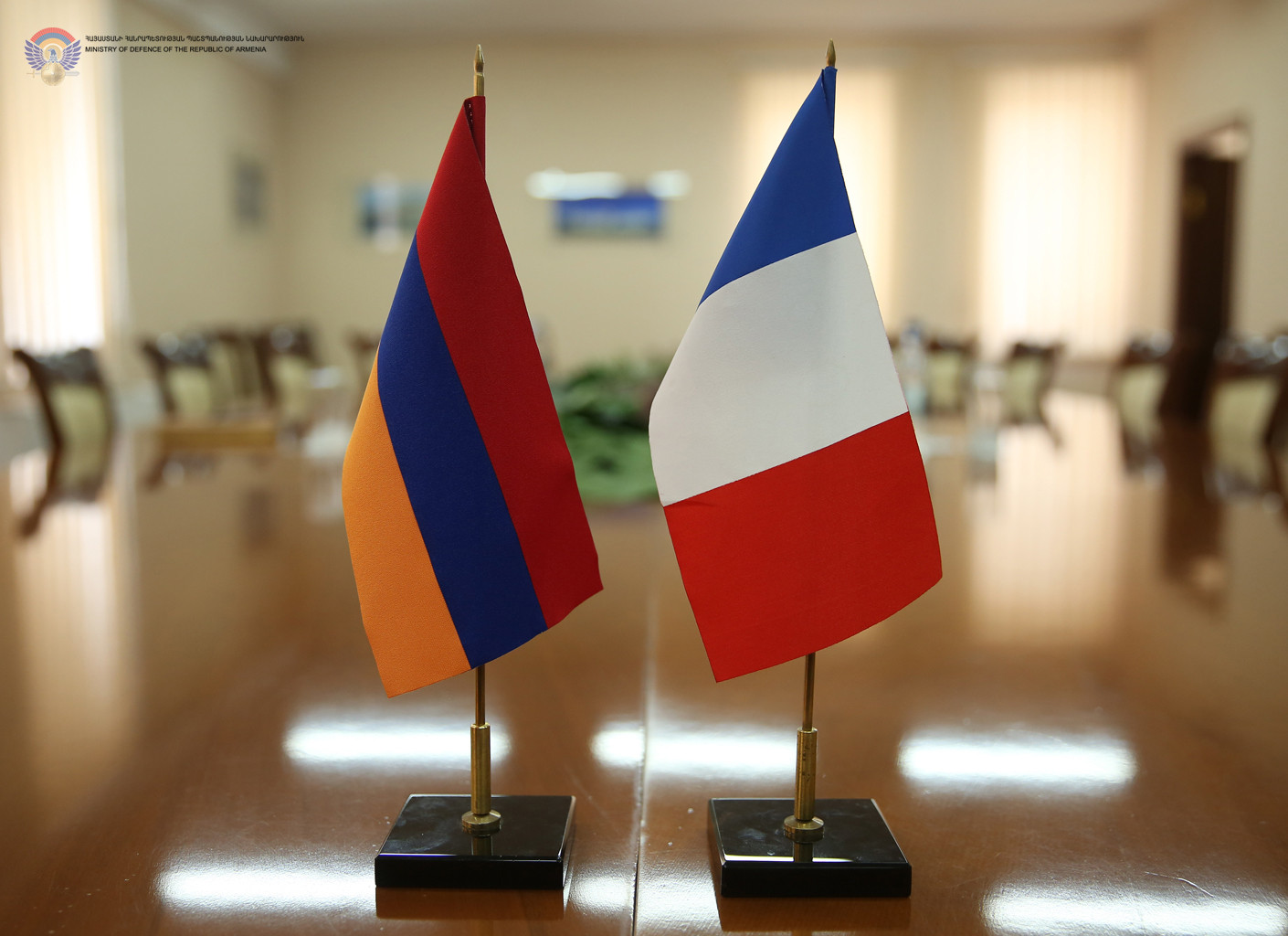Ереван франция. Флаг Армении и Франции. Армения Франция. Франция и Армения Дружба. Флаг Армении и Франции вместе.